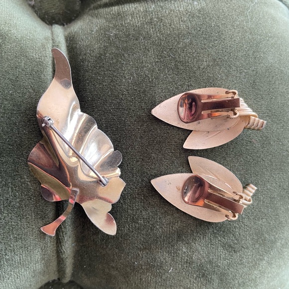 Vintage Leaf Brooch/Pin & Earrings, Brushed Gold Tone w/Faux Pearls, Unsigned - Picture 6 of 6